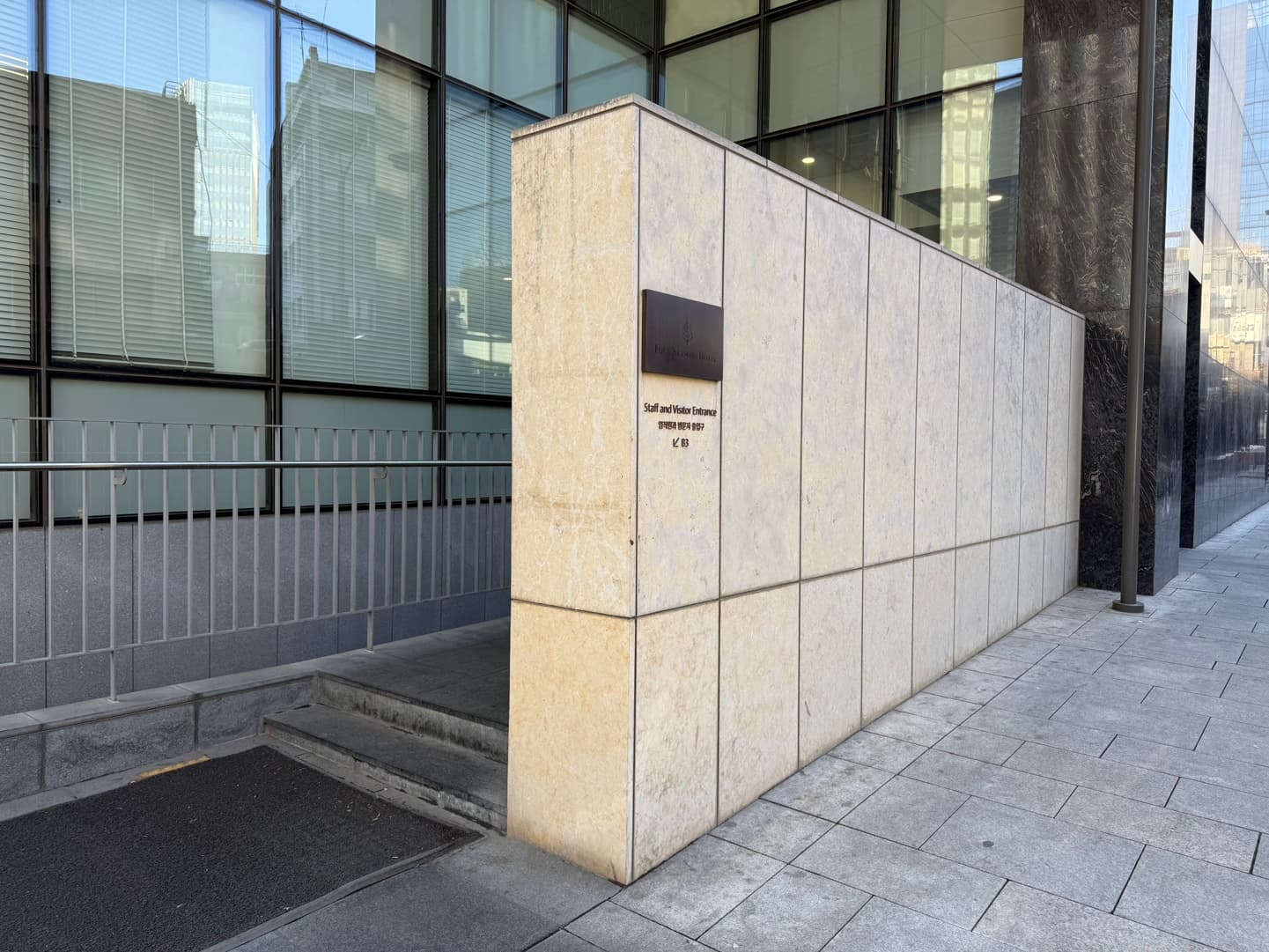 Step 2: 건물 입구에 도착